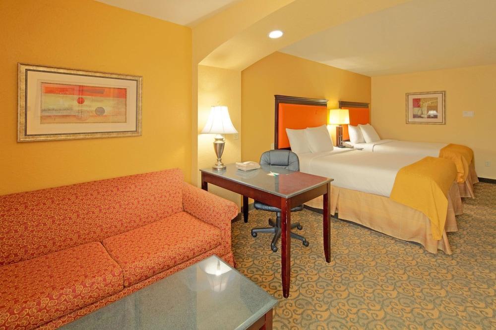 La Quinta By Wyndham - Tillman's Corner Hotel
